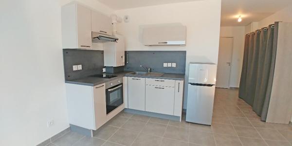 Loue Bourg-en-Bresse T1 récent avec parking privatif