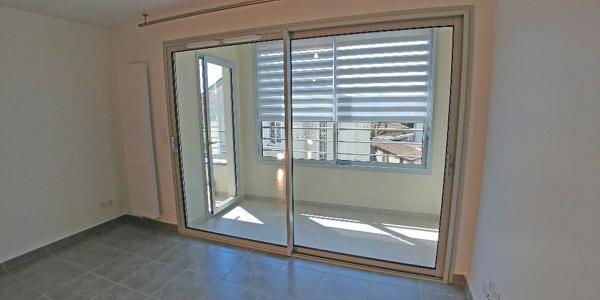 Loue Bourg-en-Bresse T1 récent avec parking privatif