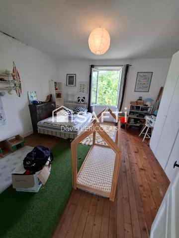 ANCIENNE PRESBYTERE AVEC DEPENDANCES AU CALME