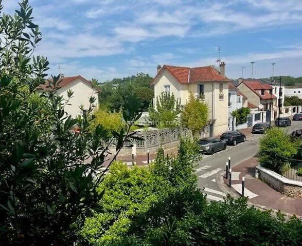 Vente                                                      Maison
                        
                     4 pièces                      70 m2                     à Joinville-le-Pont