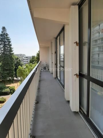 Quartier PERICHELLES SAINT- HUBERT, appartement de type T4 d'environ 80 m², au sein d'une RESIDENCE CALME et ARBOREE, au 3ème étage avec ASCENSEUR, comprenant : entrée (avec grand placard), SEJOUR DOUBLE (possibilité 3ème chambre), cuisine aménagée, 2 CHAMBRES, DRESSING, BUANDERIE, salle de bain, WC séparés et GRAND BALCON (13 m²) .
Une PLACE DE PARKING en extérieur. Possibilité d'une SECONDE PLACE DE PARKING (en sus du prix).

LES PLUS :     
- fenêtre PVC double vitrage
- chauffage inclus dans les charges      
- grand dressing 
- buanderie (rangement)
- possibilité d'ouvrir la cuisine 
- ravalement 2016
- local à vélos  
Résidence clôturée. Nombreux espaces verts et aires de jeux pour enfants.
Ecoles maternelle et élémentaire à l'entrée de la résidence.
Collège, piscine, gymnases et stades à 3 mn à pied.  
Commerces et bus à proximité (lignes 6,7 et 9)

LIGNE P : gare de l'Est en 13 minutes
RER E :  Haussmann/Saint Lazare en 30 minutes et la Défense en 37 minutes
METRO : ligne 16 (en 2028)