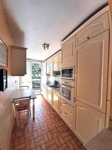 Quartier PERICHELLES SAINT- HUBERT, appartement de type T4 d'environ 80 m², au sein d'une RESIDENCE CALME et ARBOREE, au 3ème étage avec ASCENSEUR, comprenant : entrée (avec grand placard), SEJOUR DOUBLE (possibilité 3ème chambre), cuisine aménagée, 2 CHAMBRES, DRESSING, BUANDERIE, salle de bain, WC séparés et GRAND BALCON (13 m²) .
Une PLACE DE PARKING en extérieur. Possibilité d'une SECONDE PLACE DE PARKING (en sus du prix).

LES PLUS :     
- fenêtre PVC double vitrage
- chauffage inclus dans les charges      
- grand dressing 
- buanderie (rangement)
- possibilité d'ouvrir la cuisine 
- ravalement 2016
- local à vélos  
Résidence clôturée. Nombreux espaces verts et aires de jeux pour enfants.
Ecoles maternelle et élémentaire à l'entrée de la résidence.
Collège, piscine, gymnases et stades à 3 mn à pied.  
Commerces et bus à proximité (lignes 6,7 et 9)

LIGNE P : gare de l'Est en 13 minutes
RER E :  Haussmann/Saint Lazare en 30 minutes et la Défense en 37 minutes
METRO : ligne 16 (en 2028)