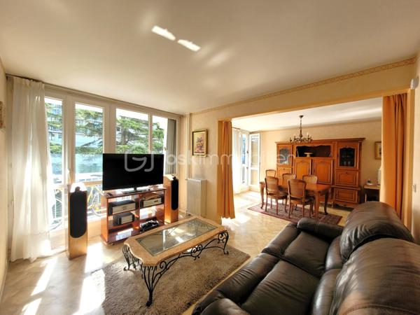 Quartier PERICHELLES SAINT- HUBERT, appartement de type T4 d'environ 80 m², au sein d'une RESIDENCE CALME et ARBOREE, au 3ème étage avec ASCENSEUR, comprenant : entrée (avec grand placard), SEJOUR DOUBLE (possibilité 3ème chambre), cuisine aménagée, 2 CHAMBRES, DRESSING, BUANDERIE, salle de bain, WC séparés et GRAND BALCON (13 m²) .
Une PLACE DE PARKING en extérieur. Possibilité d'une SECONDE PLACE DE PARKING (en sus du prix).

LES PLUS :     
- fenêtre PVC double vitrage
- chauffage inclus dans les charges      
- grand dressing 
- buanderie (rangement)
- possibilité d'ouvrir la cuisine 
- ravalement 2016
- local à vélos  
Résidence clôturée. Nombreux espaces verts et aires de jeux pour enfants.
Ecoles maternelle et élémentaire à l'entrée de la résidence.
Collège, piscine, gymnases et stades à 3 mn à pied.  
Commerces et bus à proximité (lignes 6,7 et 9)

LIGNE P : gare de l'Est en 13 minutes
RER E :  Haussmann/Saint Lazare en 30 minutes et la Défense en 37 minutes
METRO : ligne 16 (en 2028)