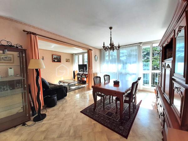 Quartier PERICHELLES SAINT- HUBERT, appartement de type T4 d'environ 80 m², au sein d'une RESIDENCE CALME et ARBOREE, au 3ème étage avec ASCENSEUR, comprenant : entrée (avec grand placard), SEJOUR DOUBLE (possibilité 3ème chambre), cuisine aménagée, 2 CHAMBRES, DRESSING, BUANDERIE, salle de bain, WC séparés et GRAND BALCON (13 m²) .
Une PLACE DE PARKING en extérieur. Possibilité d'une SECONDE PLACE DE PARKING (en sus du prix).

LES PLUS :     
- fenêtre PVC double vitrage
- chauffage inclus dans les charges      
- grand dressing 
- buanderie (rangement)
- possibilité d'ouvrir la cuisine 
- ravalement 2016
- local à vélos  
Résidence clôturée. Nombreux espaces verts et aires de jeux pour enfants.
Ecoles maternelle et élémentaire à l'entrée de la résidence.
Collège, piscine, gymnases et stades à 3 mn à pied.  
Commerces et bus à proximité (lignes 6,7 et 9)

LIGNE P : gare de l'Est en 13 minutes
RER E :  Haussmann/Saint Lazare en 30 minutes et la Défense en 37 minutes
METRO : ligne 16 (en 2028)