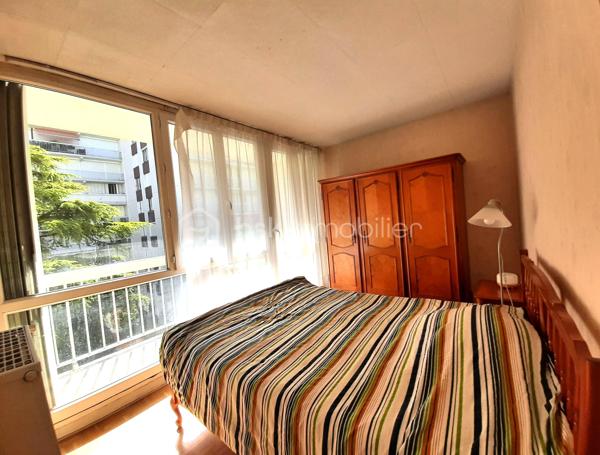 Quartier PERICHELLES SAINT- HUBERT, appartement de type T4 d'environ 80 m², au sein d'une RESIDENCE CALME et ARBOREE, au 3ème étage avec ASCENSEUR, comprenant : entrée (avec grand placard), SEJOUR DOUBLE (possibilité 3ème chambre), cuisine aménagée, 2 CHAMBRES, DRESSING, BUANDERIE, salle de bain, WC séparés et GRAND BALCON (13 m²) .
Une PLACE DE PARKING en extérieur. Possibilité d'une SECONDE PLACE DE PARKING (en sus du prix).

LES PLUS :     
- fenêtre PVC double vitrage
- chauffage inclus dans les charges      
- grand dressing 
- buanderie (rangement)
- possibilité d'ouvrir la cuisine 
- ravalement 2016
- local à vélos  
Résidence clôturée. Nombreux espaces verts et aires de jeux pour enfants.
Ecoles maternelle et élémentaire à l'entrée de la résidence.
Collège, piscine, gymnases et stades à 3 mn à pied.  
Commerces et bus à proximité (lignes 6,7 et 9)

LIGNE P : gare de l'Est en 13 minutes
RER E :  Haussmann/Saint Lazare en 30 minutes et la Défense en 37 minutes
METRO : ligne 16 (en 2028)