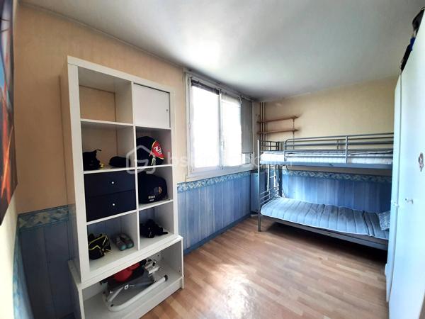 Quartier PERICHELLES SAINT- HUBERT, appartement de type T4 d'environ 80 m², au sein d'une RESIDENCE CALME et ARBOREE, au 3ème étage avec ASCENSEUR, comprenant : entrée (avec grand placard), SEJOUR DOUBLE (possibilité 3ème chambre), cuisine aménagée, 2 CHAMBRES, DRESSING, BUANDERIE, salle de bain, WC séparés et GRAND BALCON (13 m²) .
Une PLACE DE PARKING en extérieur. Possibilité d'une SECONDE PLACE DE PARKING (en sus du prix).

LES PLUS :     
- fenêtre PVC double vitrage
- chauffage inclus dans les charges      
- grand dressing 
- buanderie (rangement)
- possibilité d'ouvrir la cuisine 
- ravalement 2016
- local à vélos  
Résidence clôturée. Nombreux espaces verts et aires de jeux pour enfants.
Ecoles maternelle et élémentaire à l'entrée de la résidence.
Collège, piscine, gymnases et stades à 3 mn à pied.  
Commerces et bus à proximité (lignes 6,7 et 9)

LIGNE P : gare de l'Est en 13 minutes
RER E :  Haussmann/Saint Lazare en 30 minutes et la Défense en 37 minutes
METRO : ligne 16 (en 2028)