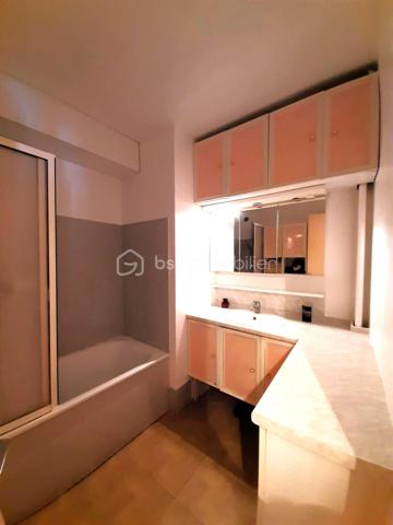 Quartier PERICHELLES SAINT- HUBERT, appartement de type T4 d'environ 80 m², au sein d'une RESIDENCE CALME et ARBOREE, au 3ème étage avec ASCENSEUR, comprenant : entrée (avec grand placard), SEJOUR DOUBLE (possibilité 3ème chambre), cuisine aménagée, 2 CHAMBRES, DRESSING, BUANDERIE, salle de bain, WC séparés et GRAND BALCON (13 m²) .
Une PLACE DE PARKING en extérieur. Possibilité d'une SECONDE PLACE DE PARKING (en sus du prix).

LES PLUS :     
- fenêtre PVC double vitrage
- chauffage inclus dans les charges      
- grand dressing 
- buanderie (rangement)
- possibilité d'ouvrir la cuisine 
- ravalement 2016
- local à vélos  
Résidence clôturée. Nombreux espaces verts et aires de jeux pour enfants.
Ecoles maternelle et élémentaire à l'entrée de la résidence.
Collège, piscine, gymnases et stades à 3 mn à pied.  
Commerces et bus à proximité (lignes 6,7 et 9)

LIGNE P : gare de l'Est en 13 minutes
RER E :  Haussmann/Saint Lazare en 30 minutes et la Défense en 37 minutes
METRO : ligne 16 (en 2028)