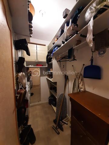 Quartier PERICHELLES SAINT- HUBERT, appartement de type T4 d'environ 80 m², au sein d'une RESIDENCE CALME et ARBOREE, au 3ème étage avec ASCENSEUR, comprenant : entrée (avec grand placard), SEJOUR DOUBLE (possibilité 3ème chambre), cuisine aménagée, 2 CHAMBRES, DRESSING, BUANDERIE, salle de bain, WC séparés et GRAND BALCON (13 m²) .
Une PLACE DE PARKING en extérieur. Possibilité d'une SECONDE PLACE DE PARKING (en sus du prix).

LES PLUS :     
- fenêtre PVC double vitrage
- chauffage inclus dans les charges      
- grand dressing 
- buanderie (rangement)
- possibilité d'ouvrir la cuisine 
- ravalement 2016
- local à vélos  
Résidence clôturée. Nombreux espaces verts et aires de jeux pour enfants.
Ecoles maternelle et élémentaire à l'entrée de la résidence.
Collège, piscine, gymnases et stades à 3 mn à pied.  
Commerces et bus à proximité (lignes 6,7 et 9)

LIGNE P : gare de l'Est en 13 minutes
RER E :  Haussmann/Saint Lazare en 30 minutes et la Défense en 37 minutes
METRO : ligne 16 (en 2028)