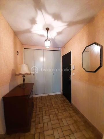 Quartier PERICHELLES SAINT- HUBERT, appartement de type T4 d'environ 80 m², au sein d'une RESIDENCE CALME et ARBOREE, au 3ème étage avec ASCENSEUR, comprenant : entrée (avec grand placard), SEJOUR DOUBLE (possibilité 3ème chambre), cuisine aménagée, 2 CHAMBRES, DRESSING, BUANDERIE, salle de bain, WC séparés et GRAND BALCON (13 m²) .
Une PLACE DE PARKING en extérieur. Possibilité d'une SECONDE PLACE DE PARKING (en sus du prix).

LES PLUS :     
- fenêtre PVC double vitrage
- chauffage inclus dans les charges      
- grand dressing 
- buanderie (rangement)
- possibilité d'ouvrir la cuisine 
- ravalement 2016
- local à vélos  
Résidence clôturée. Nombreux espaces verts et aires de jeux pour enfants.
Ecoles maternelle et élémentaire à l'entrée de la résidence.
Collège, piscine, gymnases et stades à 3 mn à pied.  
Commerces et bus à proximité (lignes 6,7 et 9)

LIGNE P : gare de l'Est en 13 minutes
RER E :  Haussmann/Saint Lazare en 30 minutes et la Défense en 37 minutes
METRO : ligne 16 (en 2028)