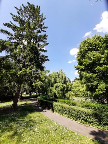 Quartier PERICHELLES SAINT- HUBERT, appartement de type T4 d'environ 80 m², au sein d'une RESIDENCE CALME et ARBOREE, au 3ème étage avec ASCENSEUR, comprenant : entrée (avec grand placard), SEJOUR DOUBLE (possibilité 3ème chambre), cuisine aménagée, 2 CHAMBRES, DRESSING, BUANDERIE, salle de bain, WC séparés et GRAND BALCON (13 m²) .
Une PLACE DE PARKING en extérieur. Possibilité d'une SECONDE PLACE DE PARKING (en sus du prix).

LES PLUS :     
- fenêtre PVC double vitrage
- chauffage inclus dans les charges      
- grand dressing 
- buanderie (rangement)
- possibilité d'ouvrir la cuisine 
- ravalement 2016
- local à vélos  
Résidence clôturée. Nombreux espaces verts et aires de jeux pour enfants.
Ecoles maternelle et élémentaire à l'entrée de la résidence.
Collège, piscine, gymnases et stades à 3 mn à pied.  
Commerces et bus à proximité (lignes 6,7 et 9)

LIGNE P : gare de l'Est en 13 minutes
RER E :  Haussmann/Saint Lazare en 30 minutes et la Défense en 37 minutes
METRO : ligne 16 (en 2028)