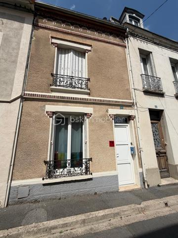 NOUVEAU sur le secteur de LA FERTE GAUCHER, venez découvrir cette maison de ville de 149m2 situé au cœur de la ville avec toutes les commodités accessibles à pied.
Au rez-de-chaussée : une entrée, un accès cave, une salle à manger avec accès jardin, un salon, une cuisine, un espace buanderie, une chambre de 11,9m2, un wc accessible par l’extérieur et un abri de jardin.
Au 1er étage : 3 belles chambres (16/11,3/13m2) et une salle de bain avec wc.
Au 2ème étage : 3 grandes pièces à finir d’aménager (14/14/19m2).
Chauffage pompe à chaleur AIR/EAU, fenêtres majoritairement en pvc double vitrage, tout à l’égout.