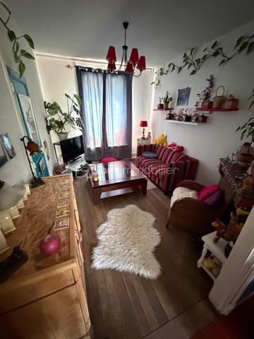 NOUVEAU sur le secteur de LA FERTE GAUCHER, venez découvrir cette maison de ville de 149m2 situé au cœur de la ville avec toutes les commodités accessibles à pied.
Au rez-de-chaussée : une entrée, un accès cave, une salle à manger avec accès jardin, un salon, une cuisine, un espace buanderie, une chambre de 11,9m2, un wc accessible par l’extérieur et un abri de jardin.
Au 1er étage : 3 belles chambres (16/11,3/13m2) et une salle de bain avec wc.
Au 2ème étage : 3 grandes pièces à finir d’aménager (14/14/19m2).
Chauffage pompe à chaleur AIR/EAU, fenêtres majoritairement en pvc double vitrage, tout à l’égout.