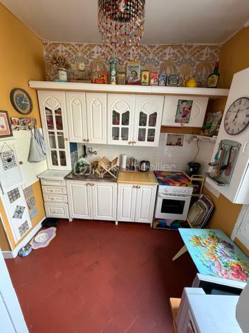 NOUVEAU sur le secteur de LA FERTE GAUCHER, venez découvrir cette maison de ville de 149m2 situé au cœur de la ville avec toutes les commodités accessibles à pied.
Au rez-de-chaussée : une entrée, un accès cave, une salle à manger avec accès jardin, un salon, une cuisine, un espace buanderie, une chambre de 11,9m2, un wc accessible par l’extérieur et un abri de jardin.
Au 1er étage : 3 belles chambres (16/11,3/13m2) et une salle de bain avec wc.
Au 2ème étage : 3 grandes pièces à finir d’aménager (14/14/19m2).
Chauffage pompe à chaleur AIR/EAU, fenêtres majoritairement en pvc double vitrage, tout à l’égout.