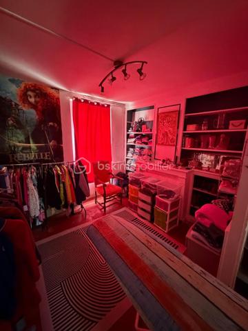 NOUVEAU sur le secteur de LA FERTE GAUCHER, venez découvrir cette maison de ville de 149m2 situé au cœur de la ville avec toutes les commodités accessibles à pied.
Au rez-de-chaussée : une entrée, un accès cave, une salle à manger avec accès jardin, un salon, une cuisine, un espace buanderie, une chambre de 11,9m2, un wc accessible par l’extérieur et un abri de jardin.
Au 1er étage : 3 belles chambres (16/11,3/13m2) et une salle de bain avec wc.
Au 2ème étage : 3 grandes pièces à finir d’aménager (14/14/19m2).
Chauffage pompe à chaleur AIR/EAU, fenêtres majoritairement en pvc double vitrage, tout à l’égout.
