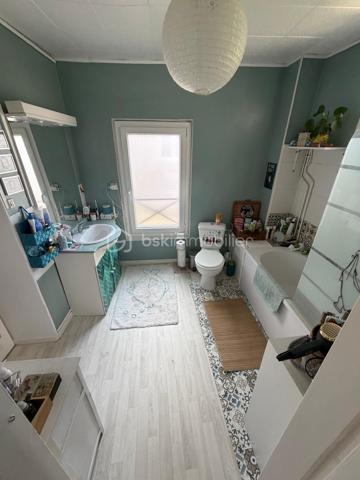NOUVEAU sur le secteur de LA FERTE GAUCHER, venez découvrir cette maison de ville de 149m2 situé au cœur de la ville avec toutes les commodités accessibles à pied.
Au rez-de-chaussée : une entrée, un accès cave, une salle à manger avec accès jardin, un salon, une cuisine, un espace buanderie, une chambre de 11,9m2, un wc accessible par l’extérieur et un abri de jardin.
Au 1er étage : 3 belles chambres (16/11,3/13m2) et une salle de bain avec wc.
Au 2ème étage : 3 grandes pièces à finir d’aménager (14/14/19m2).
Chauffage pompe à chaleur AIR/EAU, fenêtres majoritairement en pvc double vitrage, tout à l’égout.