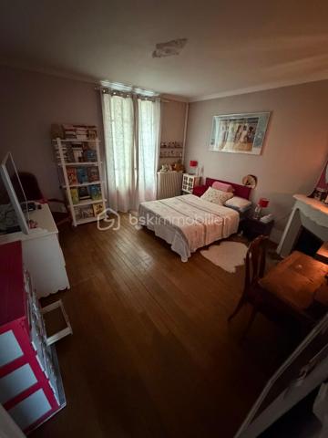 NOUVEAU sur le secteur de LA FERTE GAUCHER, venez découvrir cette maison de ville de 149m2 situé au cœur de la ville avec toutes les commodités accessibles à pied.
Au rez-de-chaussée : une entrée, un accès cave, une salle à manger avec accès jardin, un salon, une cuisine, un espace buanderie, une chambre de 11,9m2, un wc accessible par l’extérieur et un abri de jardin.
Au 1er étage : 3 belles chambres (16/11,3/13m2) et une salle de bain avec wc.
Au 2ème étage : 3 grandes pièces à finir d’aménager (14/14/19m2).
Chauffage pompe à chaleur AIR/EAU, fenêtres majoritairement en pvc double vitrage, tout à l’égout.