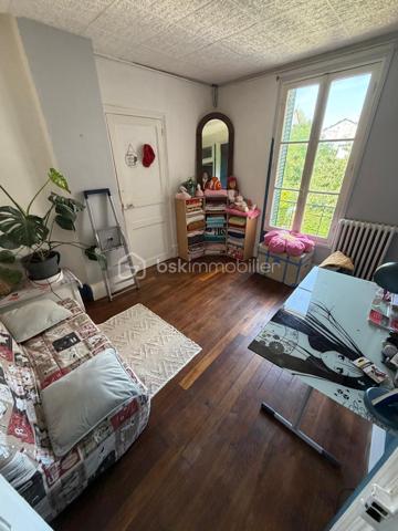 NOUVEAU sur le secteur de LA FERTE GAUCHER, venez découvrir cette maison de ville de 149m2 situé au cœur de la ville avec toutes les commodités accessibles à pied.
Au rez-de-chaussée : une entrée, un accès cave, une salle à manger avec accès jardin, un salon, une cuisine, un espace buanderie, une chambre de 11,9m2, un wc accessible par l’extérieur et un abri de jardin.
Au 1er étage : 3 belles chambres (16/11,3/13m2) et une salle de bain avec wc.
Au 2ème étage : 3 grandes pièces à finir d’aménager (14/14/19m2).
Chauffage pompe à chaleur AIR/EAU, fenêtres majoritairement en pvc double vitrage, tout à l’égout.