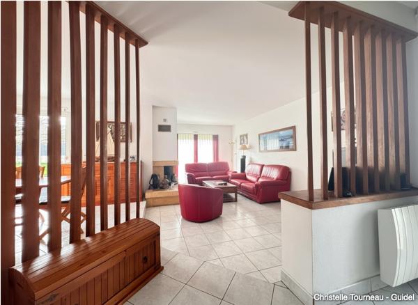 Maison familiale lumineuse avec piscine – proche bourg et plages