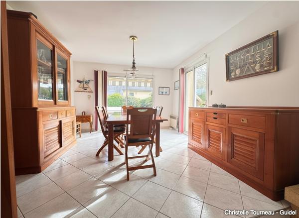 Maison familiale lumineuse avec piscine – proche bourg et plages