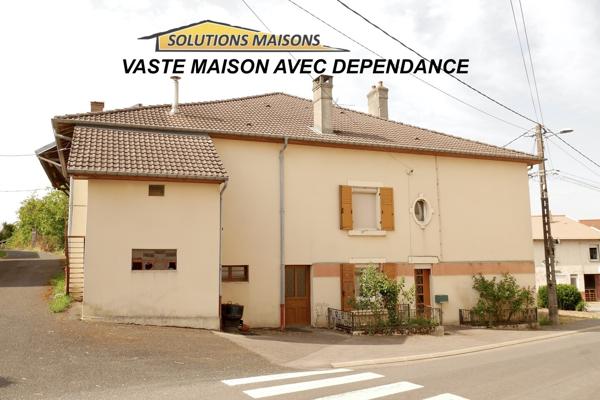 VASTE MAISON DE VILLAGE AVEC DEPENDANCE 99 900 €
