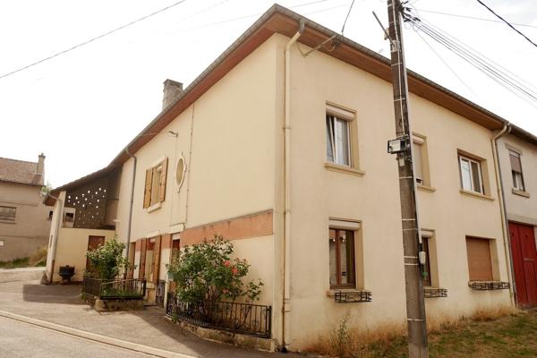 VASTE MAISON DE VILLAGE AVEC DEPENDANCE 99 900 €