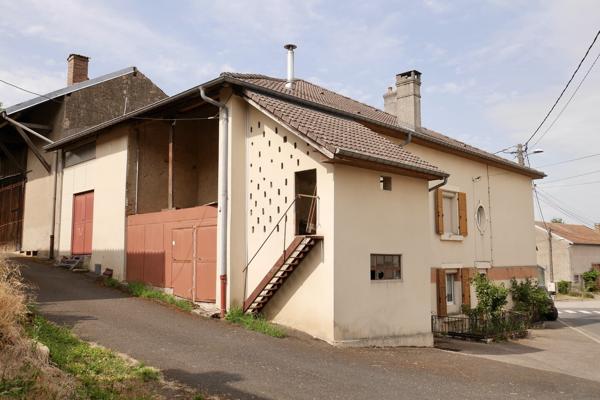 VASTE MAISON DE VILLAGE AVEC DEPENDANCE 99 900 €