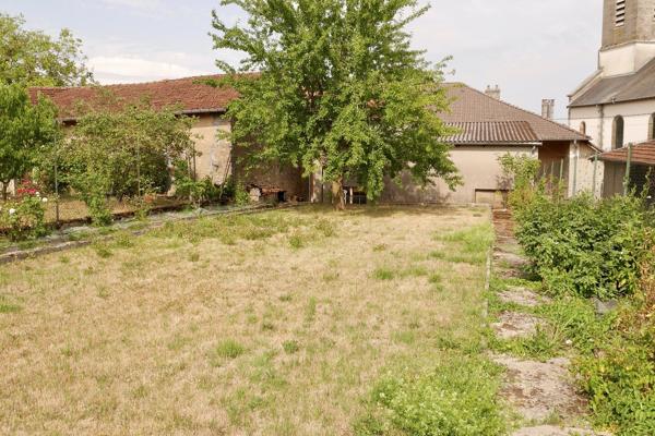 VASTE MAISON DE VILLAGE AVEC DEPENDANCE 99 900 €