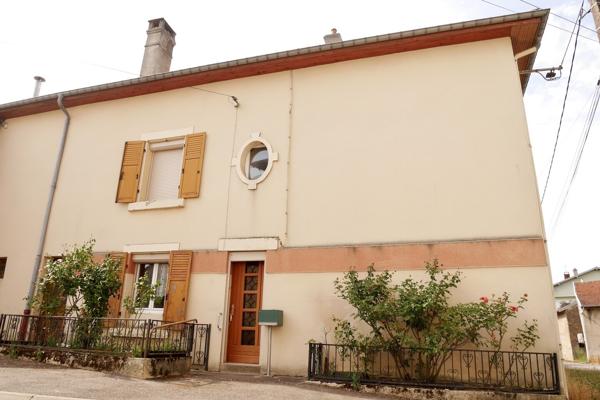 VASTE MAISON DE VILLAGE AVEC DEPENDANCE 99 900 €