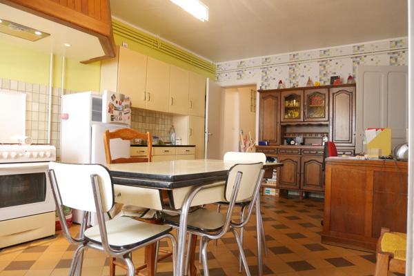 VASTE MAISON DE VILLAGE AVEC DEPENDANCE 99 900 €