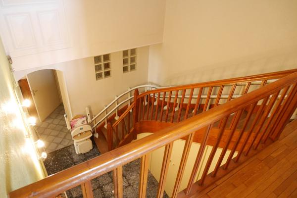 VASTE MAISON DE VILLAGE AVEC DEPENDANCE 99 900 €