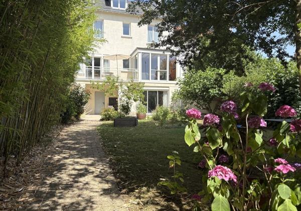 Maison familiale de 245 m² avec jardin bien orienté, garage double et stationnements