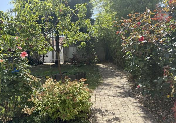 Maison familiale de 245 m² avec jardin bien orienté, garage double et stationnements