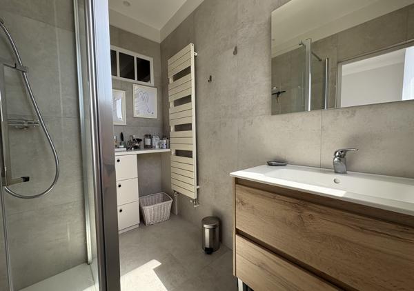 Maison familiale de 245 m² avec jardin bien orienté, garage double et stationnements
