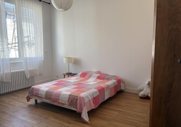 Maison familiale de 245 m² avec jardin bien orienté, garage double et stationnements