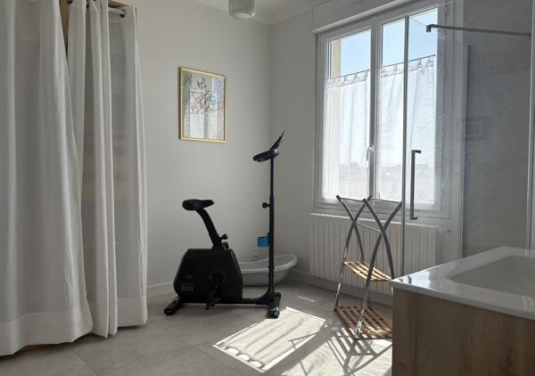 Maison familiale de 245 m² avec jardin bien orienté, garage double et stationnements