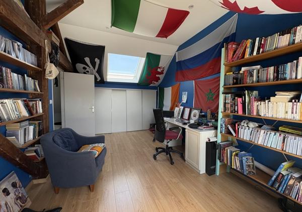 Maison familiale de 245 m² avec jardin bien orienté, garage double et stationnements