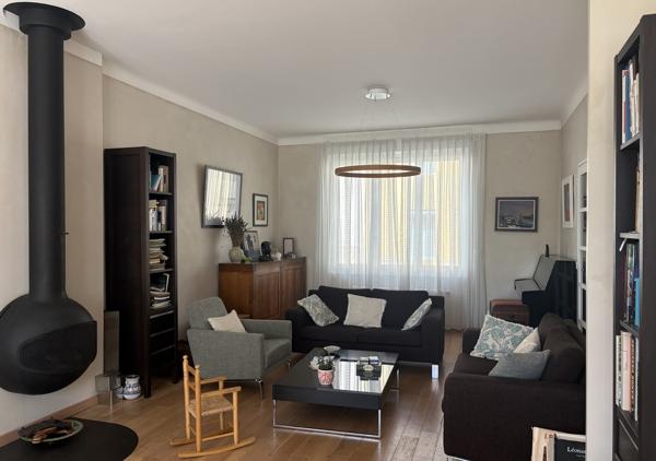 Maison familiale de 245 m² avec jardin bien orienté, garage double et stationnements