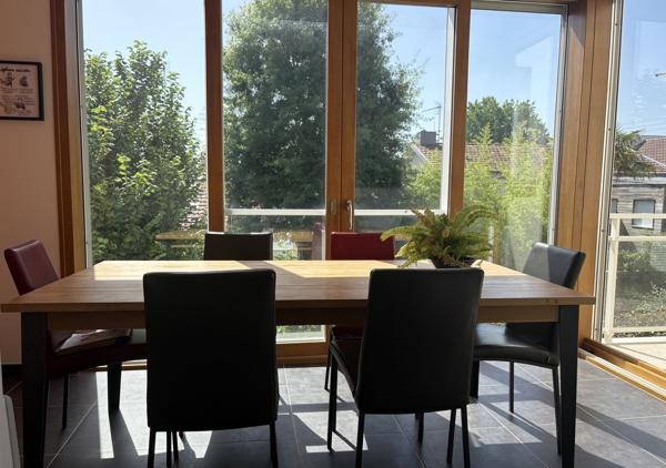 Maison familiale de 245 m² avec jardin bien orienté, garage double et stationnements
