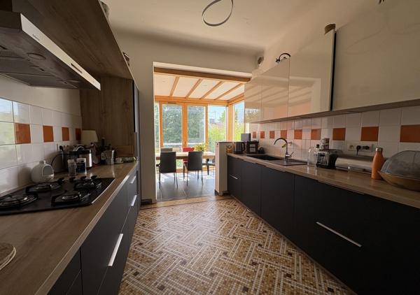 Maison familiale de 245 m² avec jardin bien orienté, garage double et stationnements