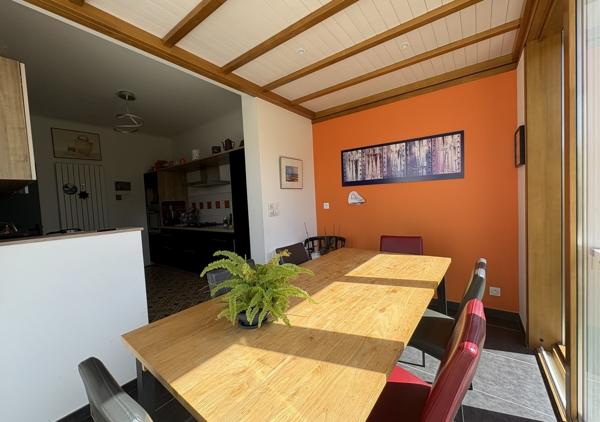Maison familiale de 245 m² avec jardin bien orienté, garage double et stationnements
