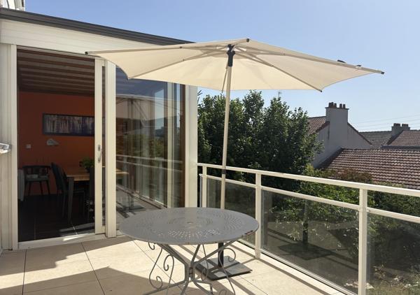Maison familiale de 245 m² avec jardin bien orienté, garage double et stationnements