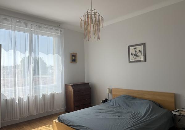 Maison familiale de 245 m² avec jardin bien orienté, garage double et stationnements