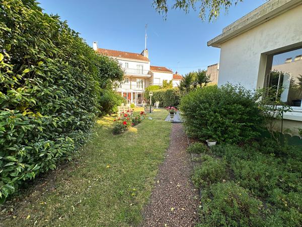 Maison quartier Zola à Nantes d'environ 176m² , avec grand jardin arboré. Fort potentiel d'évolution!