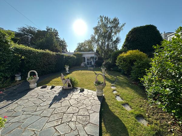 Maison quartier Zola à Nantes d'environ 176m² , avec grand jardin arboré. Fort potentiel d'évolution!