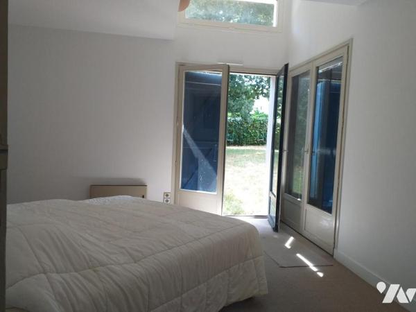 Proche Golfe maison d'architecte sur un parc arboré de 1390m²