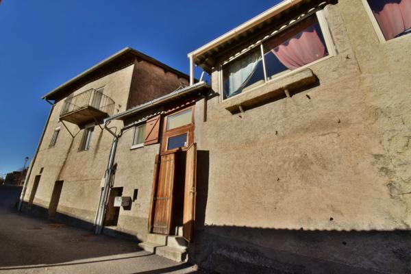 Maison de Village avec extérieur. VIAGER occupé 1 Tête. LA SAULCE (05)