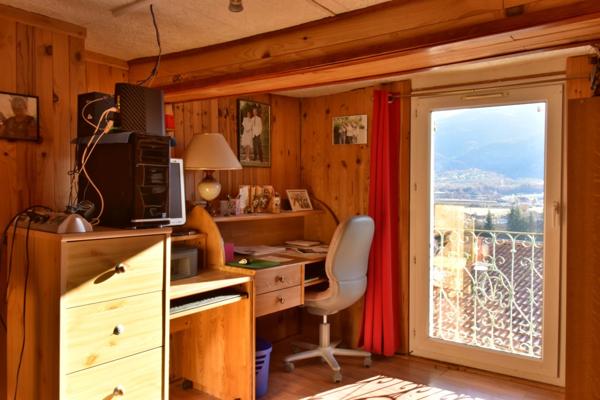 Maison de Village avec extérieur. VIAGER occupé 1 Tête. LA SAULCE (05)