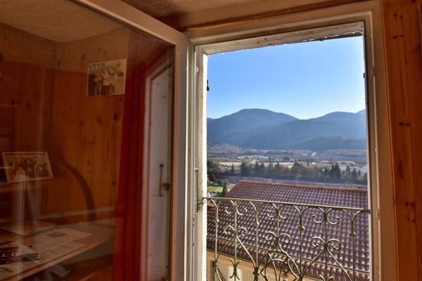 Maison de Village avec extérieur. VIAGER occupé 1 Tête. LA SAULCE (05)