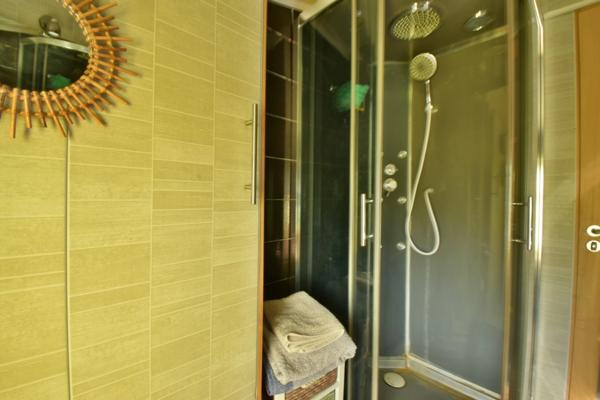 Maison de Village avec extérieur. VIAGER occupé 1 Tête. LA SAULCE (05)