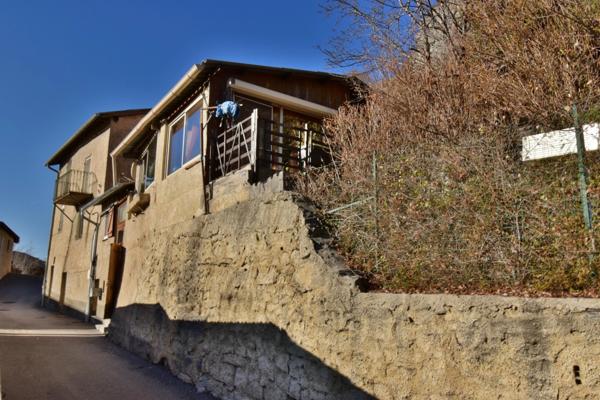 Maison de Village avec extérieur. VIAGER occupé 1 Tête. LA SAULCE (05)